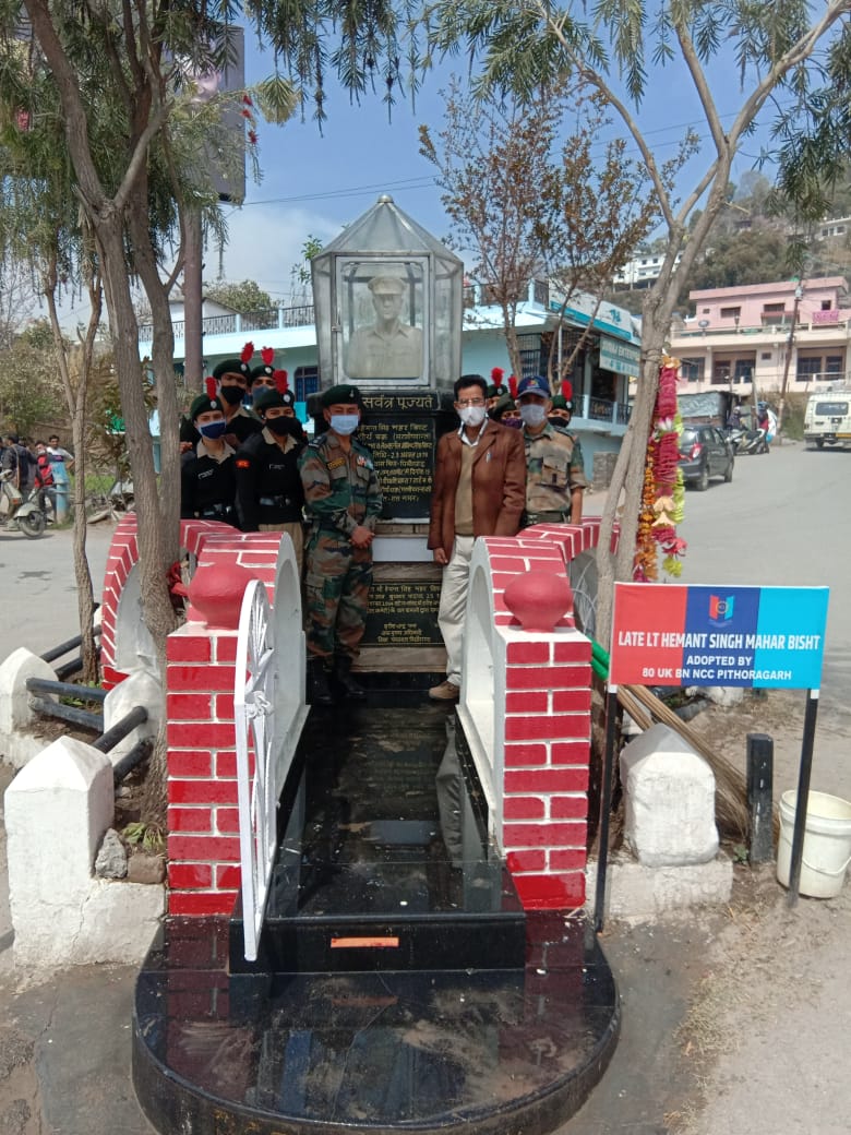 DKumaon's tweet photo. On the occasion of 75 yrs of Independence fwg was conducted:-
1. Statue cleaning and maint of Lt Hemant Singh Mahar Bisht, SC (P) by cdts of 80 UK Bn NCC at Pithoragarh.
2. Uncle of the martyr Sh Bhim Singh Bisht especially graced the event from . https://t.co/42CfHcjZdo