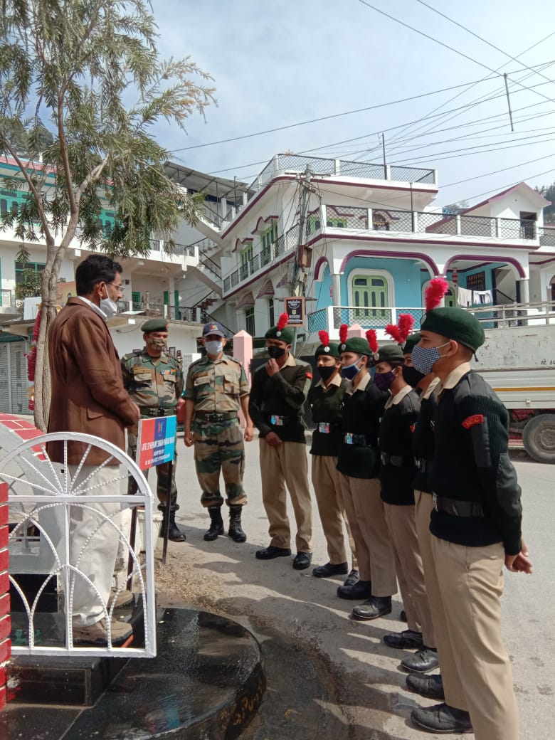 DKumaon's tweet photo. On the occasion of 75 yrs of Independence fwg was conducted:-
1. Statue cleaning and maint of Lt Hemant Singh Mahar Bisht, SC (P) by cdts of 80 UK Bn NCC at Pithoragarh.
2. Uncle of the martyr Sh Bhim Singh Bisht especially graced the event from . https://t.co/42CfHcjZdo
