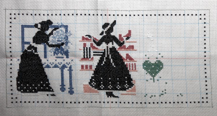 getsuroukan's tweet photo. 出先ステッチのVICTORIAN SILHOUETTES、
中央の女性を刺し終わり右のモチーフに突入♪
これで2/3終了～

活け花、靴を買い物、ときて
最後はトピアリーの手入れをする女性です。

#クロスステッチ #Imaginating https://t.co/WaXNt0eL15
