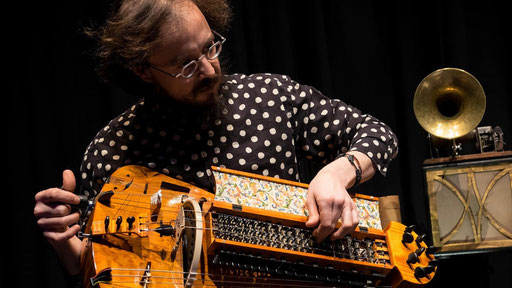 bclvalladolid's tweet photo. La zanfona, la caja de música programable o la rolmónica cromática son algunos de los singulares instrumentos con los que hoy llega Germán Díez a la biblioteca. 
Hoy a las 19h, concierto "Música para manivelas".

https://t.co/NPO4jVmyJX https://t.co/FLshO0kiek