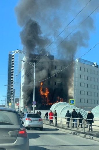 пожар в здании. пожар в самаре сейчас. самара тц скала горит. недавние пожары. торговый центр скала самара.