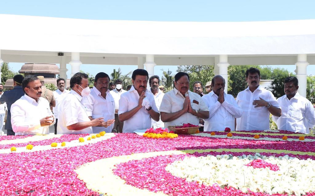 mkstalin's tweet image. 2021 சட்டமன்றத் தேர்தலுக்கான வேட்பாளர் பட்டியலை இன்று வெளியிட்டேன்.

அது வேட்பாளர் பட்டியல் மட்டுமல்ல; வெற்றியாளர் பட்டியல் என்பதை மக்களின் ஆதரவு நிரூபிக்கும்!

234 தொகுதிகளிலும் முத்தமிழறிஞர் கலைஞரே வேட்பாளர். களம் காண்போம்; வெற்றி பெறுவோம்!