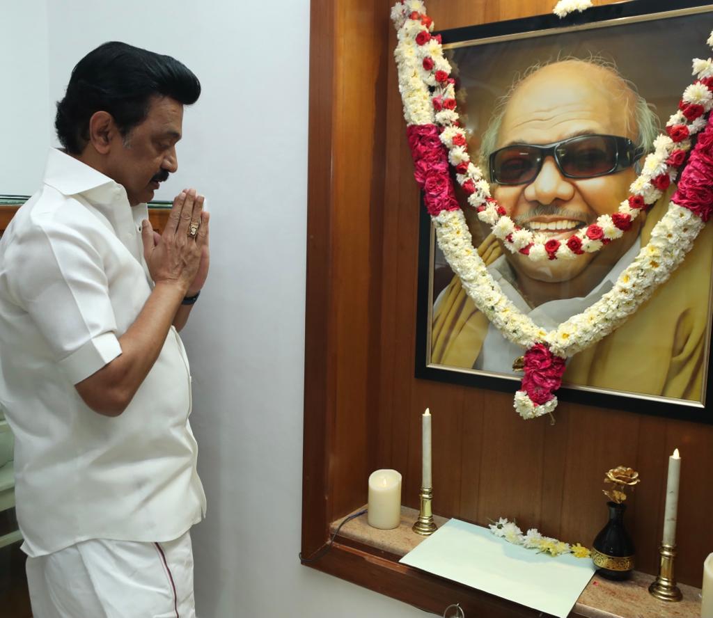 mkstalin's tweet image. 2021 சட்டமன்றத் தேர்தலுக்கான வேட்பாளர் பட்டியலை இன்று வெளியிட்டேன்.

அது வேட்பாளர் பட்டியல் மட்டுமல்ல; வெற்றியாளர் பட்டியல் என்பதை மக்களின் ஆதரவு நிரூபிக்கும்!

234 தொகுதிகளிலும் முத்தமிழறிஞர் கலைஞரே வேட்பாளர். களம் காண்போம்; வெற்றி பெறுவோம்!