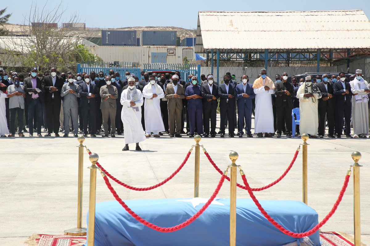 TheVillaSomalia's tweet photo. H.E @M_Farmaajo has led the nation in giving a heroic State send off to our Late President H.E Ali Mahdi when he joined family, relatives &amp; citizens for national funeral prayers in #Mogadishu. The President prayed for Allah's Mercy and Jannatul Firdows upon our deceased leader. https://t.co/MP2lLmbJAY