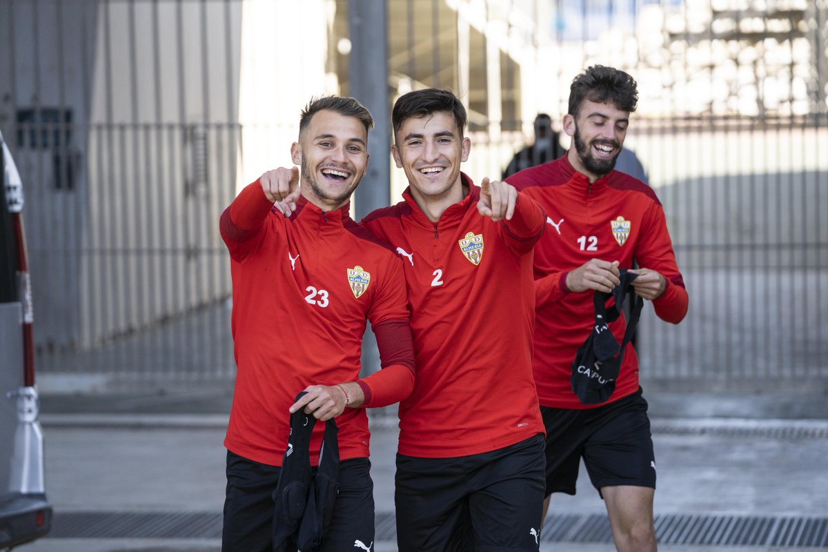 ¡Es viernes y ellos dos lo saben!🕺 🤩 @franvillalba10 🙌 @Aitor_BR2 #Fridayfeeling #udalmería