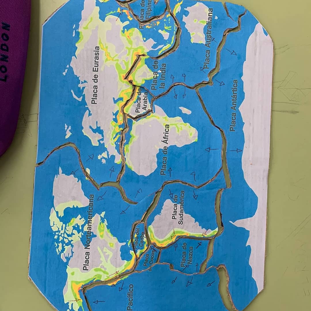 SalesianosRota's tweet photo. Gracias a la tectónica de placas, hoy sabemos mucho más sobre el funcionamiento interno de nuestro planeta. Nuestro alumnado de 1° ESO han creado estos puzzles, identificando tipos de límites , volcanes y terremotos. #aprendemoshaciendo 
#EligeSalesianosRota #CreciendoJuntos https://t.co/E61WH3PnAa