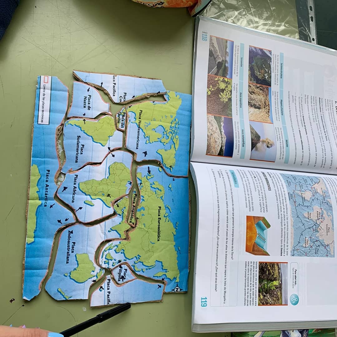 SalesianosRota's tweet photo. Gracias a la tectónica de placas, hoy sabemos mucho más sobre el funcionamiento interno de nuestro planeta. Nuestro alumnado de 1° ESO han creado estos puzzles, identificando tipos de límites , volcanes y terremotos. #aprendemoshaciendo 
#EligeSalesianosRota #CreciendoJuntos https://t.co/E61WH3PnAa