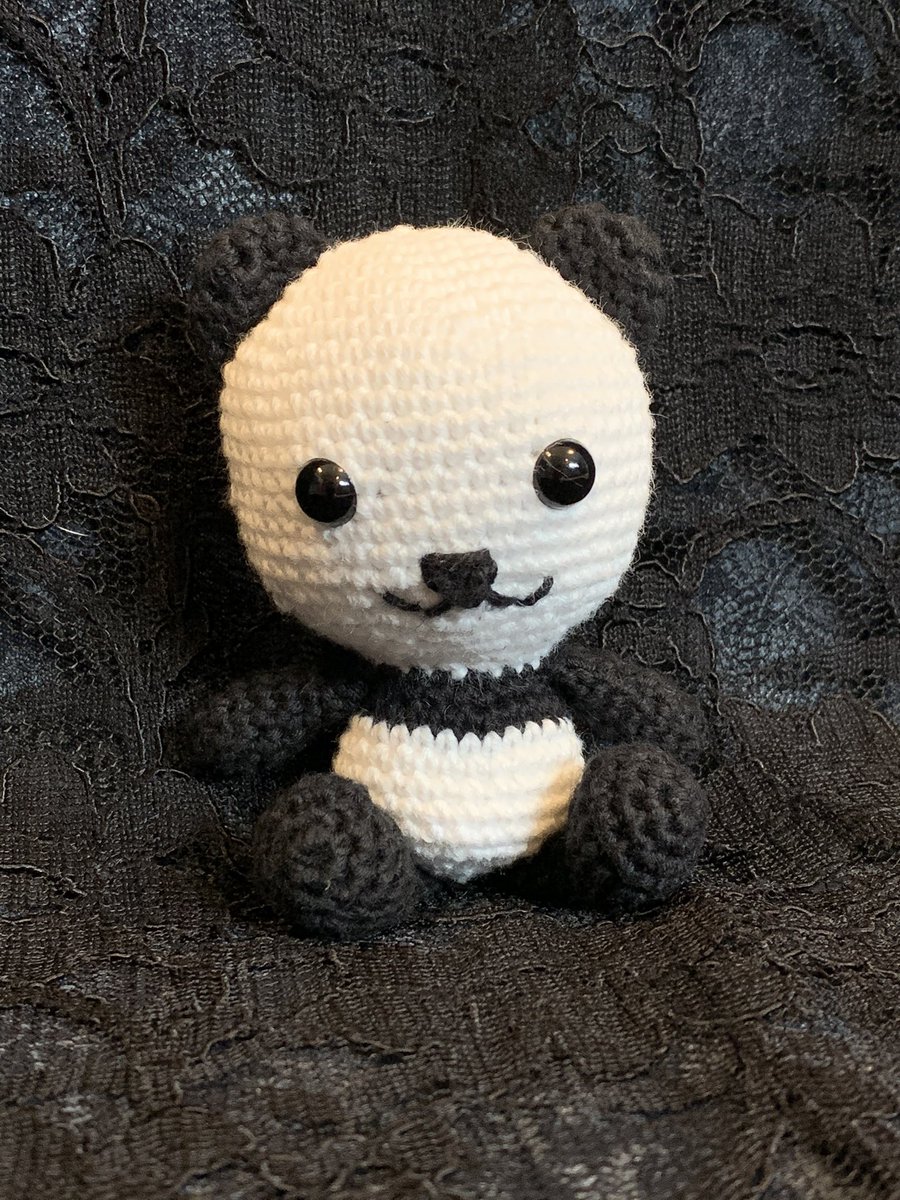 nikacrafts's tweet photo. [ PANDA ]

Here are some nice photos of the little Panda I made! 🥰 I love how he turned out, so cute! What is your favourite animal? 🔥

#amigurumi #nikamigurumi #nikacrafts #crochet #häkeln #編む #編みぐるみ #crochetaddict #amigurumiaddict #pandadoll #pandaamigurumi https://t.co/cqVSauoD86
