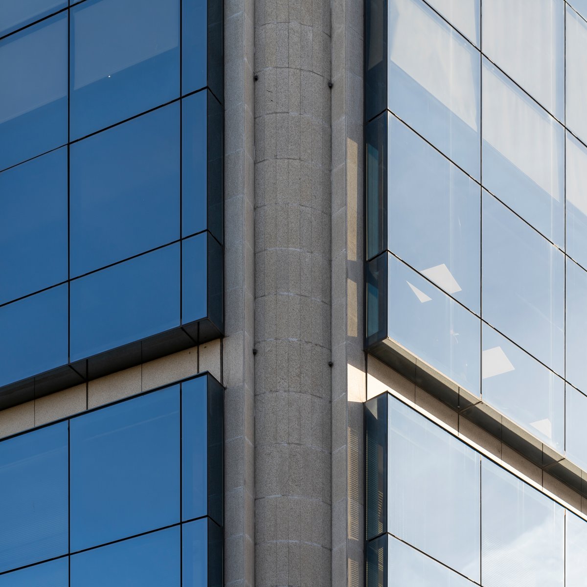 VisierArquitec1's tweet photo. Detalles de fachada "Edificio Azul", Vigo.
#Visierarquitectos #edificioazul #architecture #construction #building #buildingphotography #photography #design #facadelovers #oficinasvigo #arquitectura #construccion #diseño #edificiooficinas #vigo #galicia https://t.co/8OqXS0G2ZW