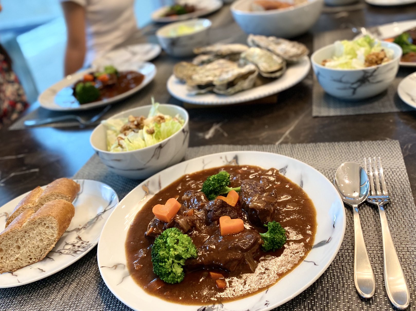 つんく ビーフシチューディナー うまそーー てか うまかったーー 子供らも取り合いやん そしてパンによく合う 僕と妻はカキ焼きもね 元気つけて病気や世間の荒波をも吹っ飛ばす そんな気持ちで 完食 ごちそうさまでした T
