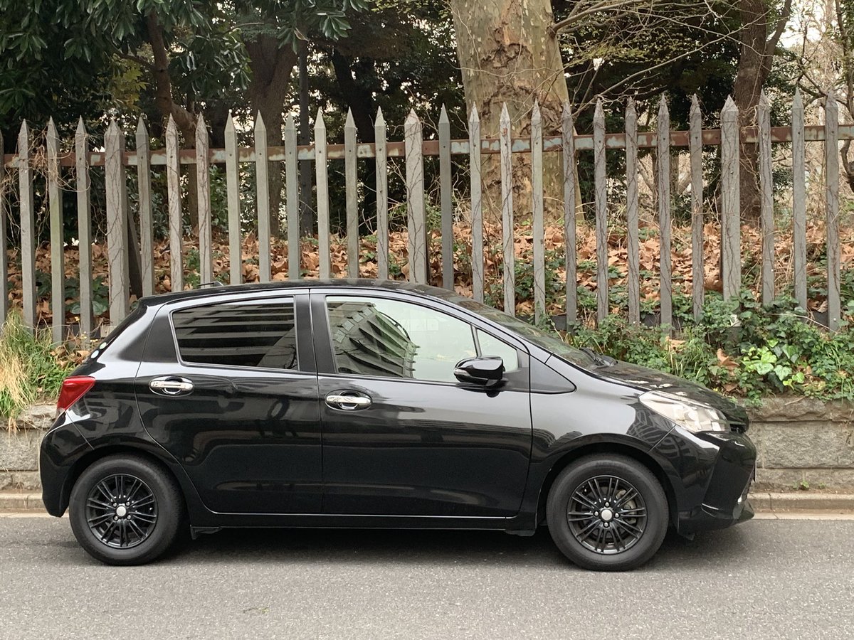 海老ちゃん お子様 トヨタ自動車 の売れている小型車です ヤリス か ヴィッツ 排気量は1 000 Ccからでしょうか