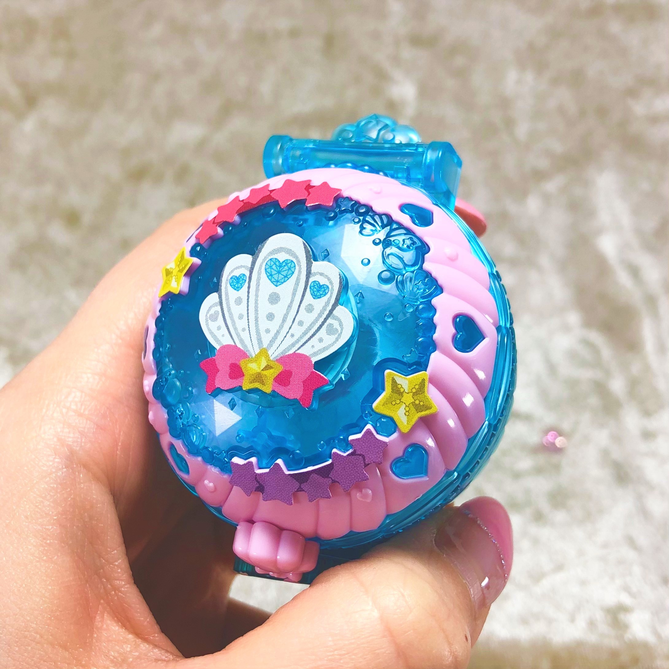 プリキュア食玩公式 バンダイ キャンディ 本日も プリキュアメイト をご紹介 食玩でもクリアなブルーが輝く キラキラなトロピカルパクトを再現 そしてハートルージュロッドは後ろのレバーを上下に動かすと リップ 部分が出し入れできるよ