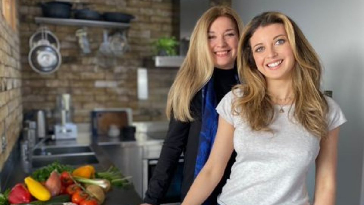 CityHarvest_LDN's tweet photo. Our favourite mother-daughter duo at @powfoodldn has launched a solution for companies feeding their employees from home with healthy, delicious, sustainable ready-meals ๐ง A percentage of each purchase is donated to City Harvest. Thank you POW Food ๐ #cityharvestlondon #powfood https://t.co/rQhvvwKsJl