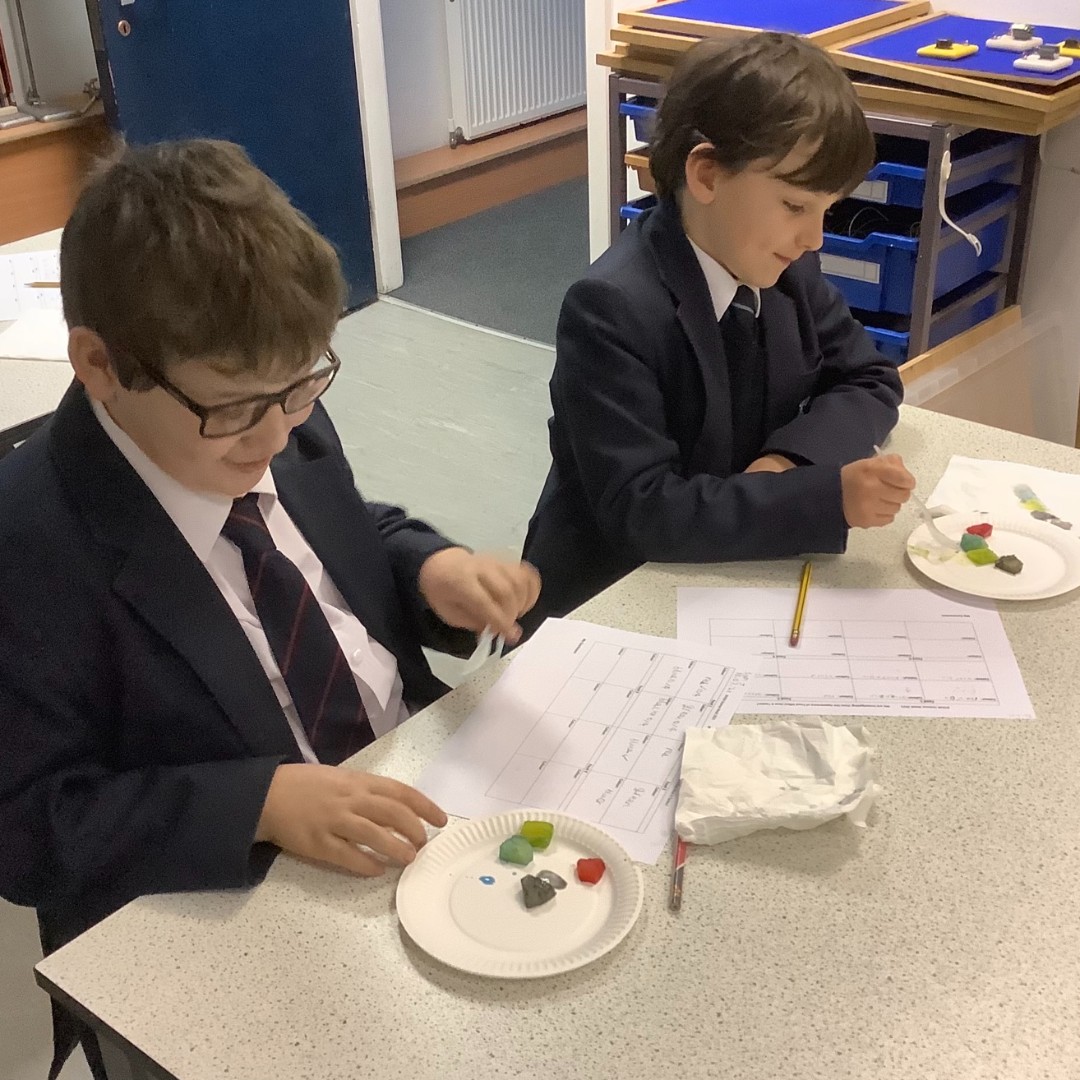 BuryGrammar's tweet photo. 🧪👨🔬 In Science lessons, Y4 boys have been investigating if the appearance of food affects the taste. Pupils were offered 'mystery foods' & predicted which looked the tastiest! They then rated actual flavours & looked for patterns in their results. 😊
#BuryGrammarSchool #BGSY4 https://t.co/fcSfYYNC3K