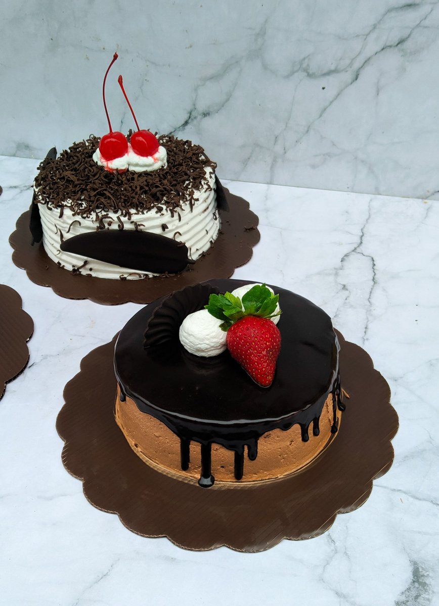 Alhamdulillah, 4th bisa melayani kesayangan Risa. Bermula dari dapur rumahan dengan mixer tangan satu dan oven kecil plus modal nekat 😂😂 sampai sekarang bisa melayani  banyak kesayangan Risa❤️