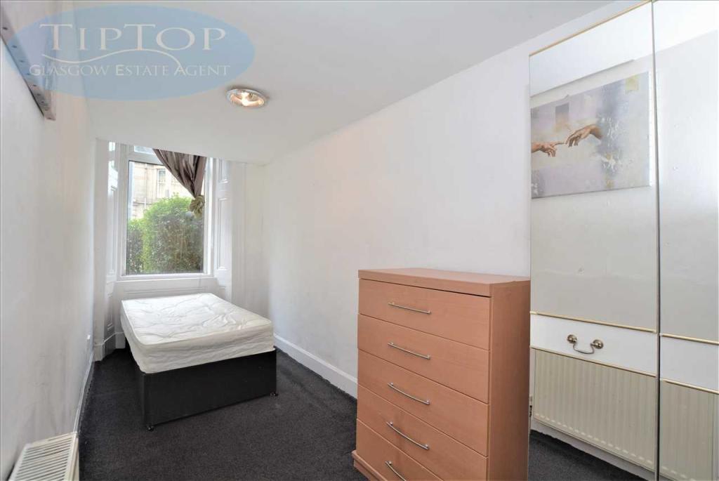 2 bed ground floor tenement flat in Dennistoun. What& #39;s with the weird lowered ceiling that cuts infront of the windows? What& #39;s the point in a flat like that without the tall ceilings and tall bright windows? £110k