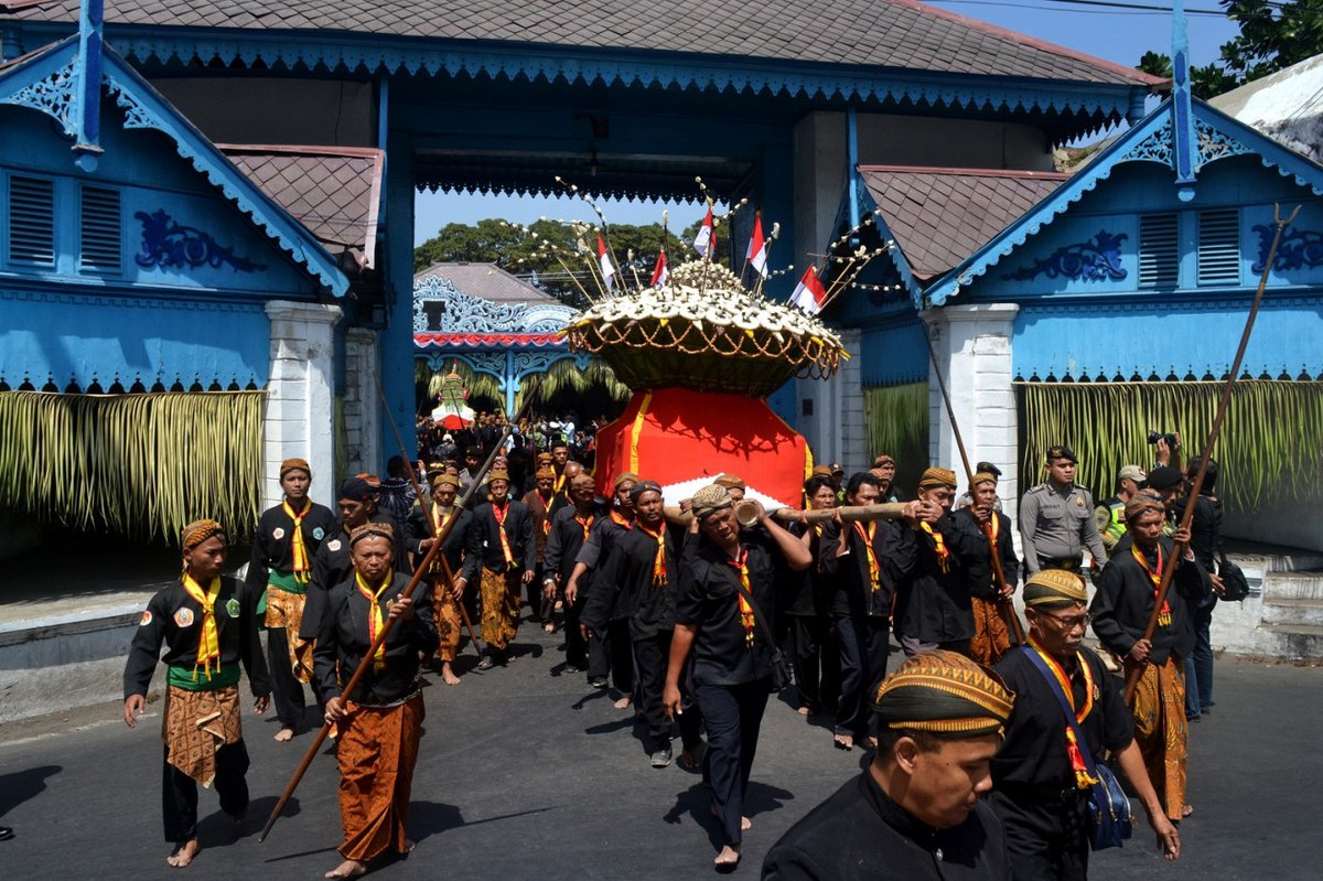 sandeepbaliga's tweet photo. #Islamic ritual in ancient #Hinduism style .- #Indonesia -#GrebegBesar ritual marks #Surakarta Palace's Day of Sacrifice @Chopsyturvey #Majapahit was a #Javanese Hindu thalassocratic #Java. It existed from 1293 to circa 1527
https://t.co/aeDpTmYK9x https://t.co/jUZhR9ZNvE