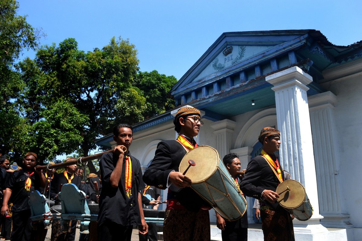 sandeepbaliga's tweet photo. #Islamic ritual in ancient #Hinduism style .- #Indonesia -#GrebegBesar ritual marks #Surakarta Palace's Day of Sacrifice @Chopsyturvey #Majapahit was a #Javanese Hindu thalassocratic #Java. It existed from 1293 to circa 1527
https://t.co/aeDpTmYK9x https://t.co/jUZhR9ZNvE