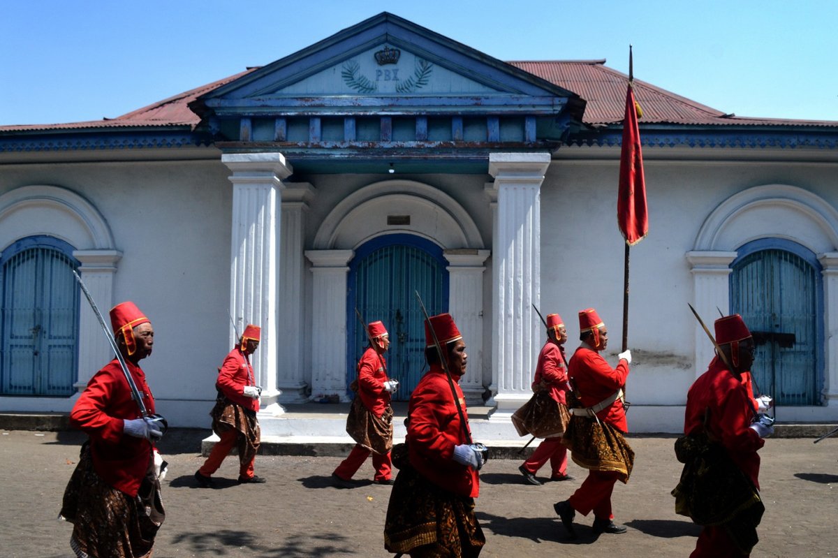 sandeepbaliga's tweet photo. #Islamic ritual in ancient #Hinduism style .- #Indonesia -#GrebegBesar ritual marks #Surakarta Palace's Day of Sacrifice @Chopsyturvey #Majapahit was a #Javanese Hindu thalassocratic #Java. It existed from 1293 to circa 1527
https://t.co/aeDpTmYK9x https://t.co/jUZhR9ZNvE
