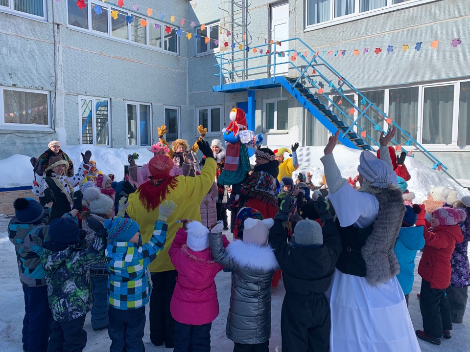 Славный денёк! Будем петь, хороводы водить,
И даже шутить, и, конечно, играть,
И даже плясать! Друг друга веселить,
Весну зазывать! Масленицу встречать!
<a href="/depsamobr63/">Департамент образования Администрации г.о. Самара</a>