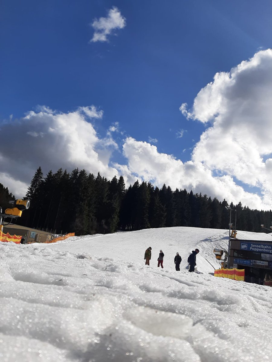 Fürs Wochenende sind nur noch wenige Tickets frei. Der Skibetrieb findet unter starker Reduzierung der Besucher und Vorbuchung statt. Für nächste Woche sind noch Tickets zu haben. Es wird kälter und trockener. Lifte laufen mindestens bis Ende März #skiliftkarussell #winterberg