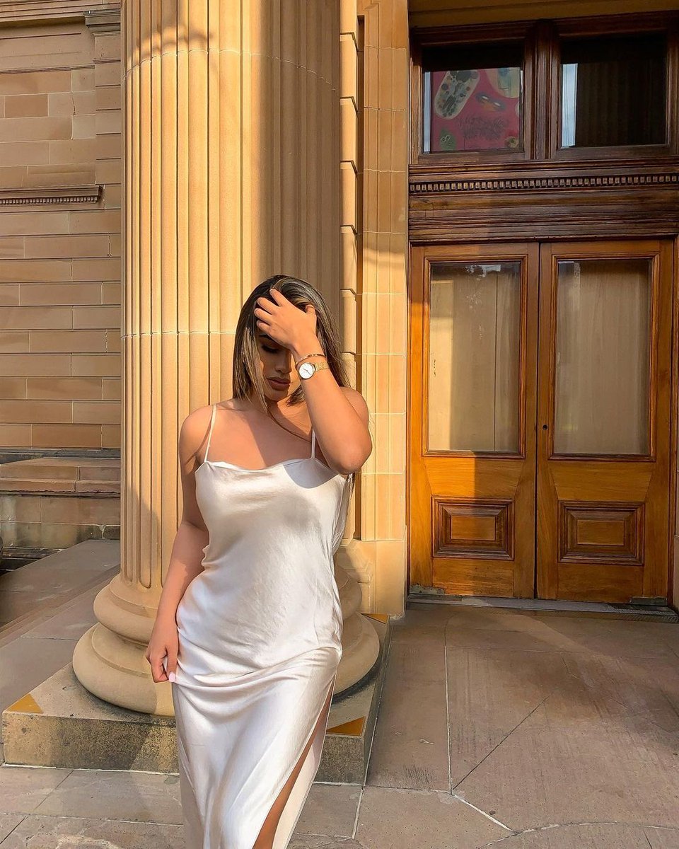 حبيبتي
حبكِ
كنسمات الصباح
عشقكِ
ألحان رقراقة
كشلالٍ ينساب
فيغوص 
في الاعماق
الشوق لكِ
فيض
يزداد
بلا توقف
احتاجكِ
ليس كأي احتياج
احتاجكِ
كي أحيا بكِ
كي أعيش بكِ
فالانفاس
أستقيها
من نبع حبكِ
مصدره
صدركِ

               🇮🇶#وهجُ_الحروف🇮🇶