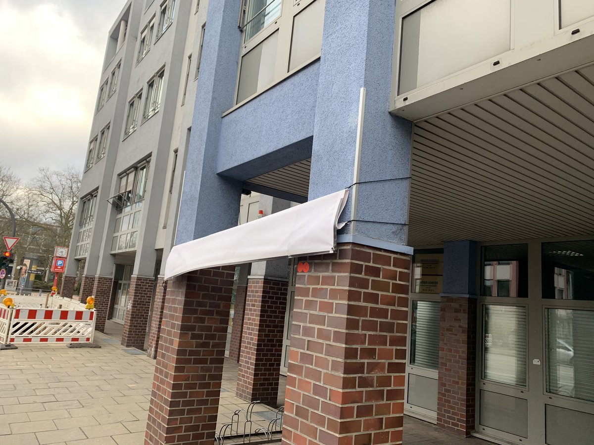 Rak_Man_'s tweet photo. Der Sturm hat an der Fassade der @DiakonieHH gerüttelt. Wir kämpfen aber weiter ✊🏼😄 #SayNoToRacism #RolleVorwärts https://t.co/FUJdLfxQPH