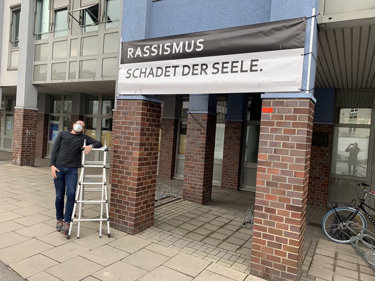 Rak_Man_'s tweet photo. Der Sturm hat an der Fassade der @DiakonieHH gerüttelt. Wir kämpfen aber weiter ✊🏼😄 #SayNoToRacism #RolleVorwärts https://t.co/FUJdLfxQPH