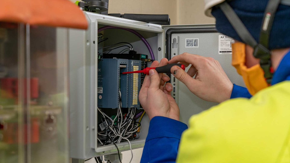 Robotron_DD's tweet image. MITNETZ STROM setzt auf Niederspannungsmonitoring, um für die Zukunft gerüstet zu sein. Mit dem NiSMo-Hardware-Bundle aus RoboGate Software, Edge Gateway von @Moxa_Europe und @MicrosoftDE Azure Platform Services. Details: bit.ly/3rJXlw3

#MITNETZ #Moxa #RobotronIndustrie