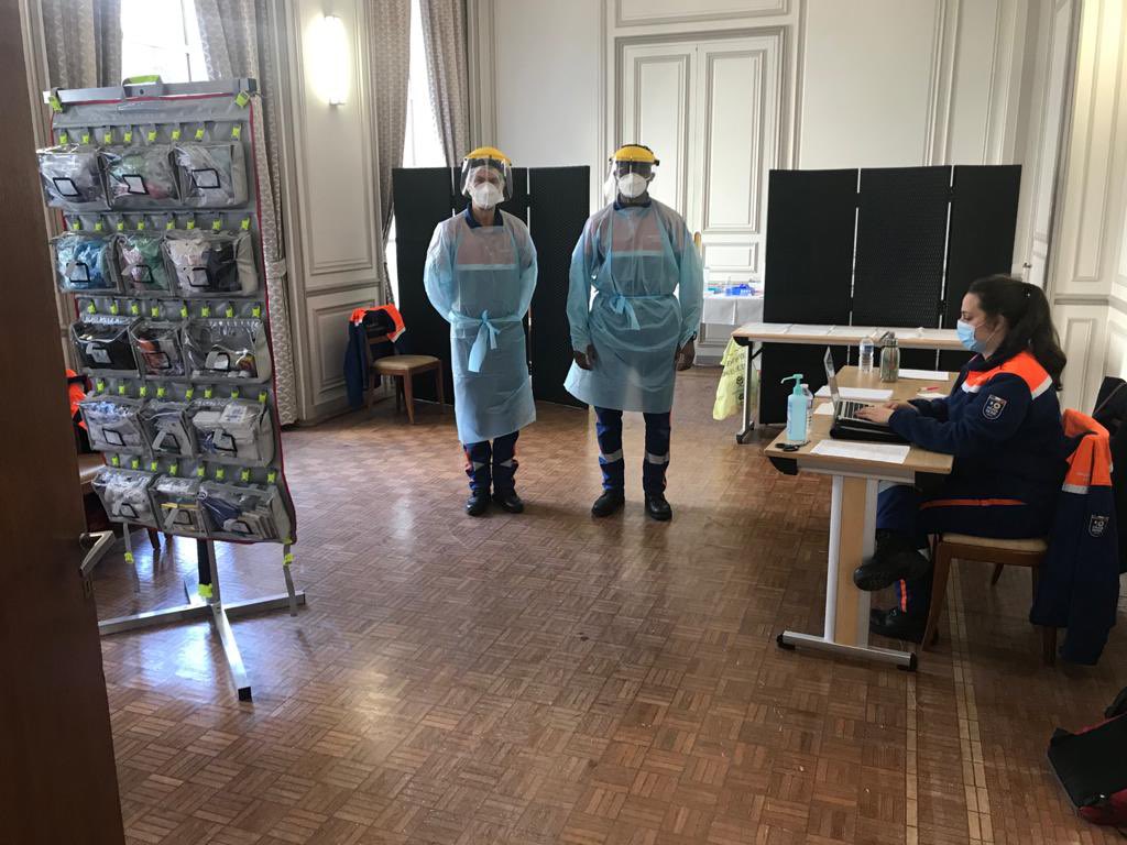PCParis16's tweet photo. Les secouristes de notre antenne présents à l’#AGCNB pour réaliser des tests antigèniques #COVID19 @CNBarreaux https://t.co/QO4Gpja3jO