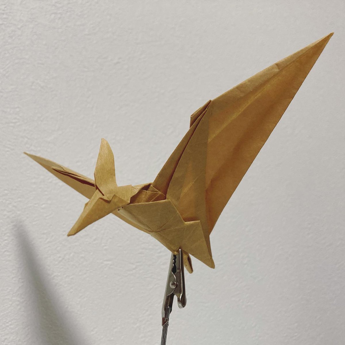 かーくん プテラノドン 創作 僕 空を飛ぶ恐竜のプテラノドンを折りました 本当は口も作りたかったのですが どうしても首を細くすることが出来なかったので 割り切って全体のバランスを重視した設計にしました 色んな折り方を考えた結果 結局鶴の