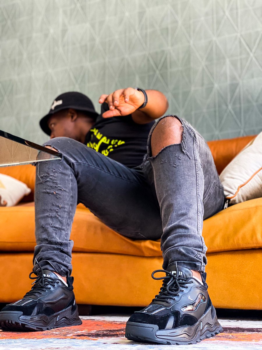 Shimza01's tweet photo. I saw these sneakers here on Twitter, loved the fact that they are local and so dope! I went to their website to order and they delivered, I dig them so much! Shout out to dope blacks doing dope things!!! @Yardrun_SA you have a new client and I’m hoping you get more ❤️🇿🇦 https://t.co/uMnEsSRxSq