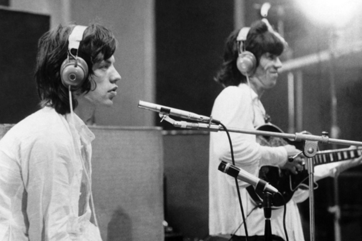 ¡No se lo pierdan! Han aparecido 50 canciones grabadas en estudios por los ROLLING STONES. Incluyen inéditas, versiones, tomas alternativas. Dado que parece una jugada hecha desde fuera del grupo, podría desaparecer en cualquier momento, así que APROVECHEN youtu.be/Oh0Wu8pG_hE