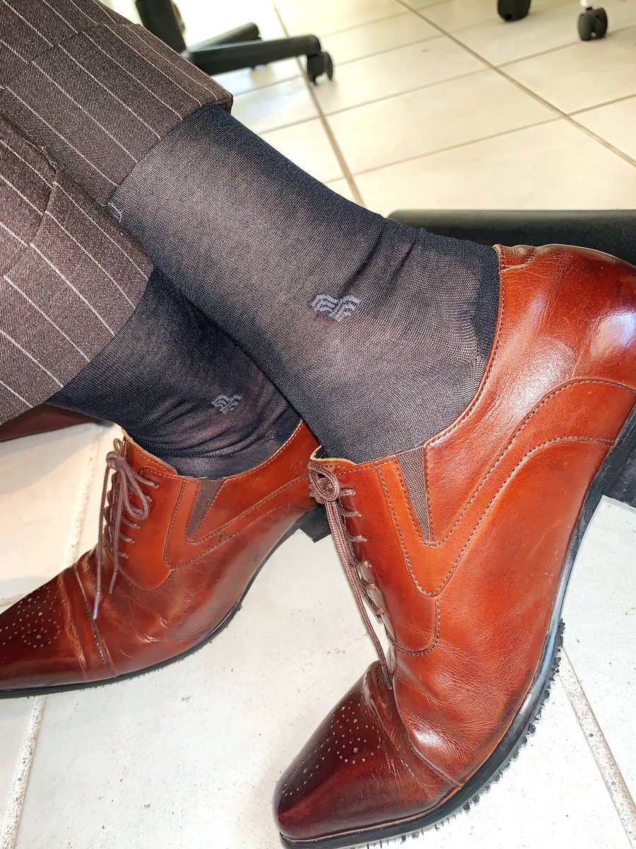Fatrixlee's tweet photo. そろそろ春かなぁ。
今日も営業頑張った💪💼
#office #suits #blacksocks #sockedfeet #brownsuits #gayjapan https://t.co/HyY2S8EQWr