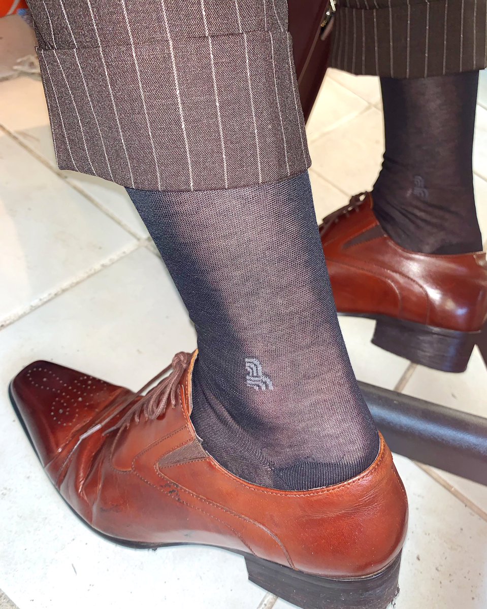 Fatrixlee's tweet photo. そろそろ春かなぁ。
今日も営業頑張った💪💼
#office #suits #blacksocks #sockedfeet #brownsuits #gayjapan https://t.co/HyY2S8EQWr