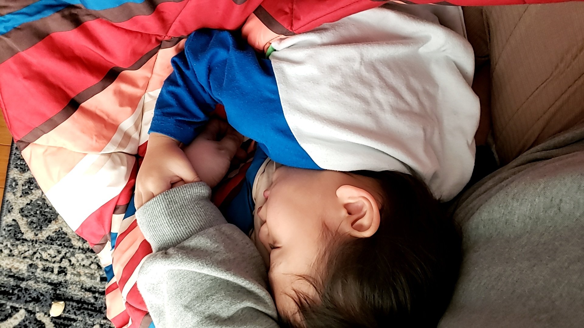 ゆりあ 自由なお母さん 体調悪かった息子 寝るときは必ず私の服の中に手を入れて腕を触らないと落ち着かない人 お陰で母ちゃんの服は伸び伸びだよ 笑 いつまでこの癖は続くんだろうな まぁ 赤ちゃんの時みたいに腕とか手を噛まなくなったからましか