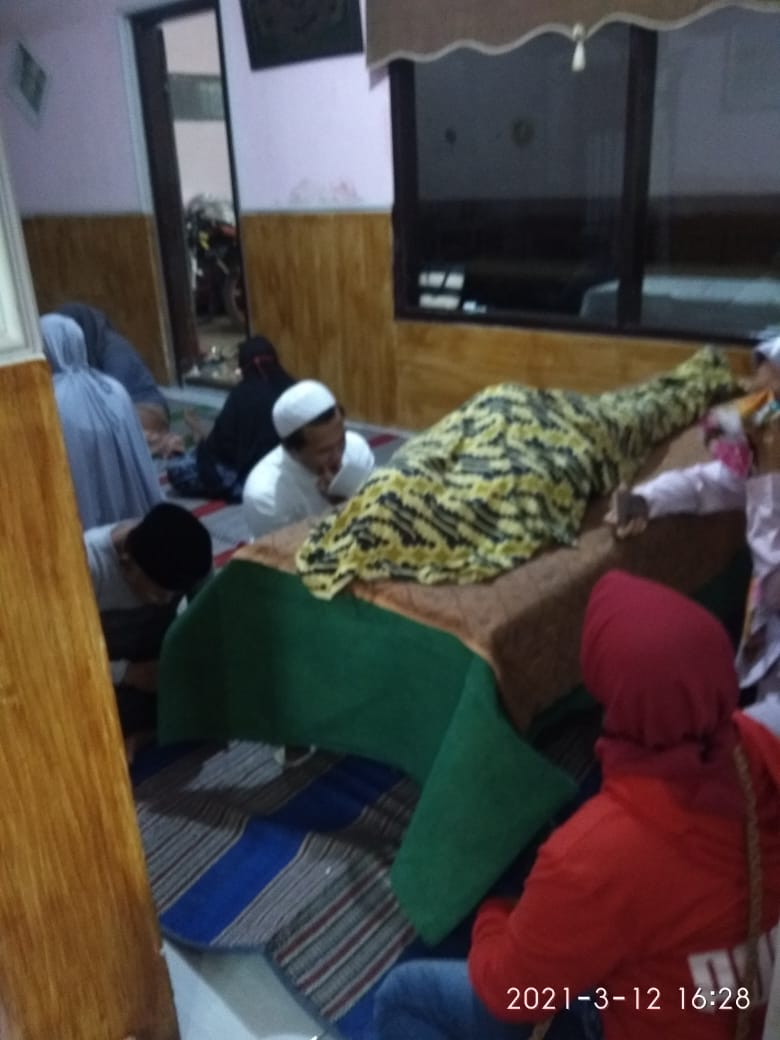INNALILLAHI WAINNA ILLAHI ROJIUN...

Barusan dpt kabar dr kang <a href="/Penyair_Berdiri/">MBEROT</a> 
kl ibundanya Meninggal dunia..
Mohon bantuan doanya kawan..
Semoga Beliau Tenang Damai dan semua amal ibadah beliau diterima oleh Allah SWT.
Amiin...

Al-fatehah...