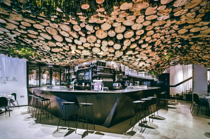 themastermakers's tweet photo. La Pilar Asador en Murcia --> madera y vidrio, troncos serrados y botellas colgantes conformando un techo sinuoso, como el mar en movimiento. Una maravilla.
#pulpas #asador #murcia #design #makers #themastermakers https://t.co/aaHcy2VPyV
