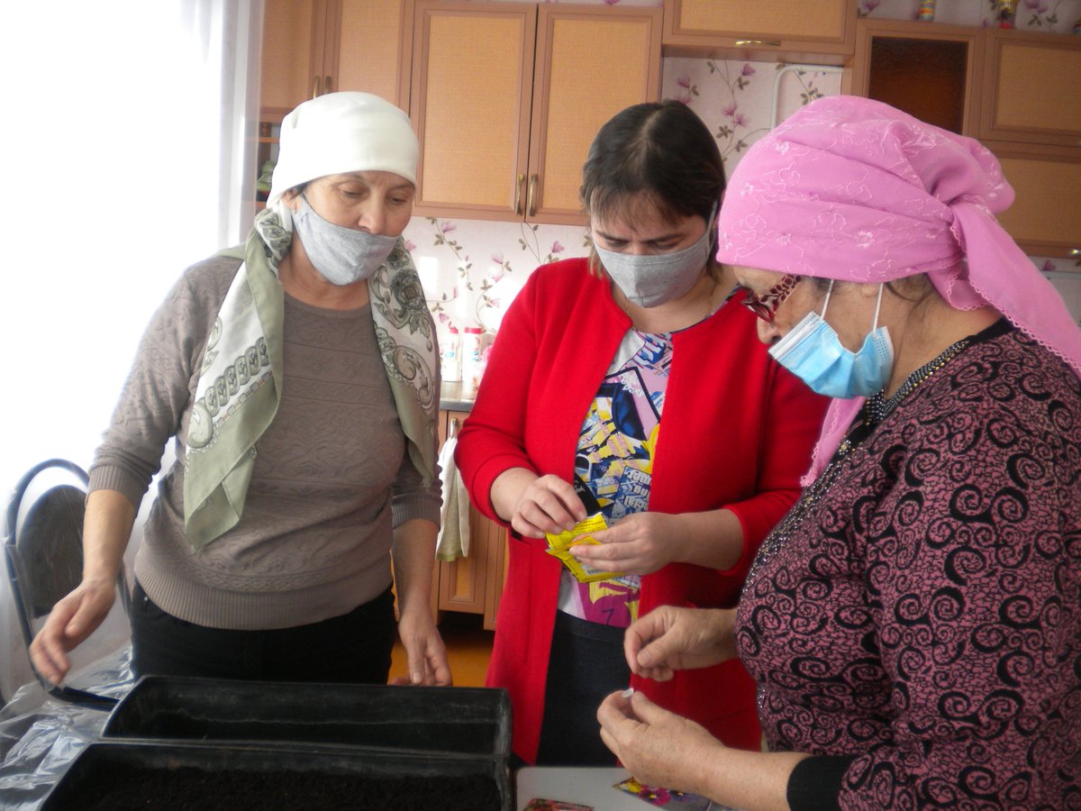 В ОСРс.Ст.Усманово с членами кружка «Садоводники и огородники»провели мероприятие«Сад-кормит,сад- лечит». Ознакомились с техникой выращивания цветов и овощей, обменялись опытом по благоустройству  территории отделения.Посадили семена цветов на рассаду-для высадки на своем участке