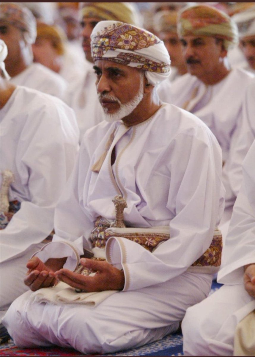 mh988__'s tweet photo. إنّ العظيمَ وإنْ توسّدَ تحتَ الثّرىٰ يبْقى على مر العُصورِ عظيماً    #اعز_الرجال_وانقاهم https://t.co/wmKuKuEMkV