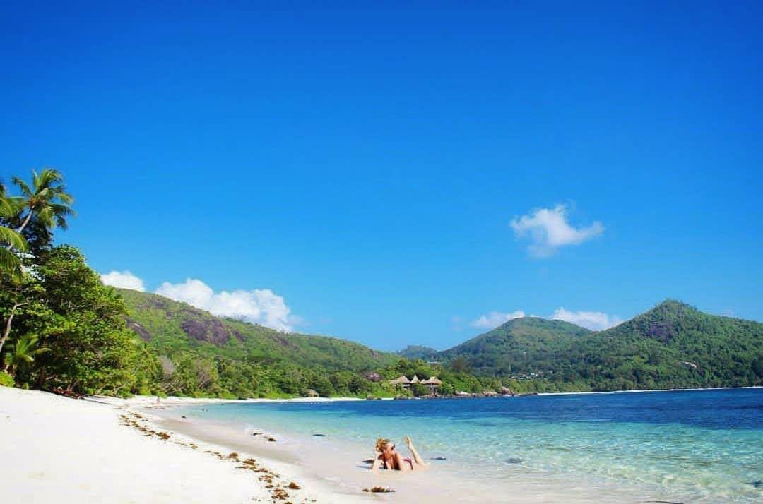 We hope your plans for the weekend look a little bit like this 👇🏻

 📸 <a href="/daria/">Daria</a>.hg

#kempinski #kempinskiseychelles #weekendvibes #sun #friyay #ocean #islandlife