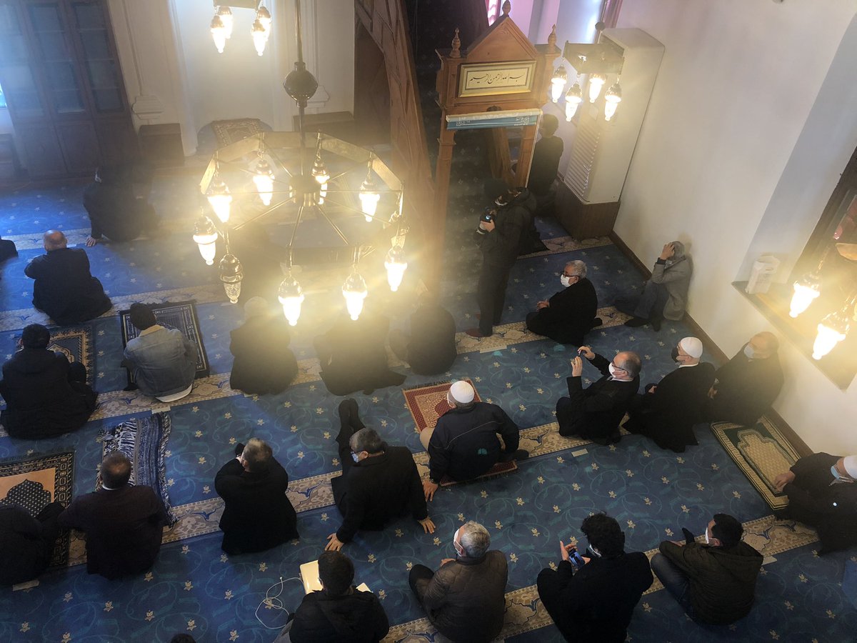 İslam, Vatan, Millet Şairi Mehmed Akif’e rahmet olsun. 100 yıl önce marşı yazdığı Taceddin Dergahındayız. Ve sürpriz: Camideki Şair’i yazan yazarımız, D. Mehmet Doğan cami kürsüsünde. Eyvallah üstad.