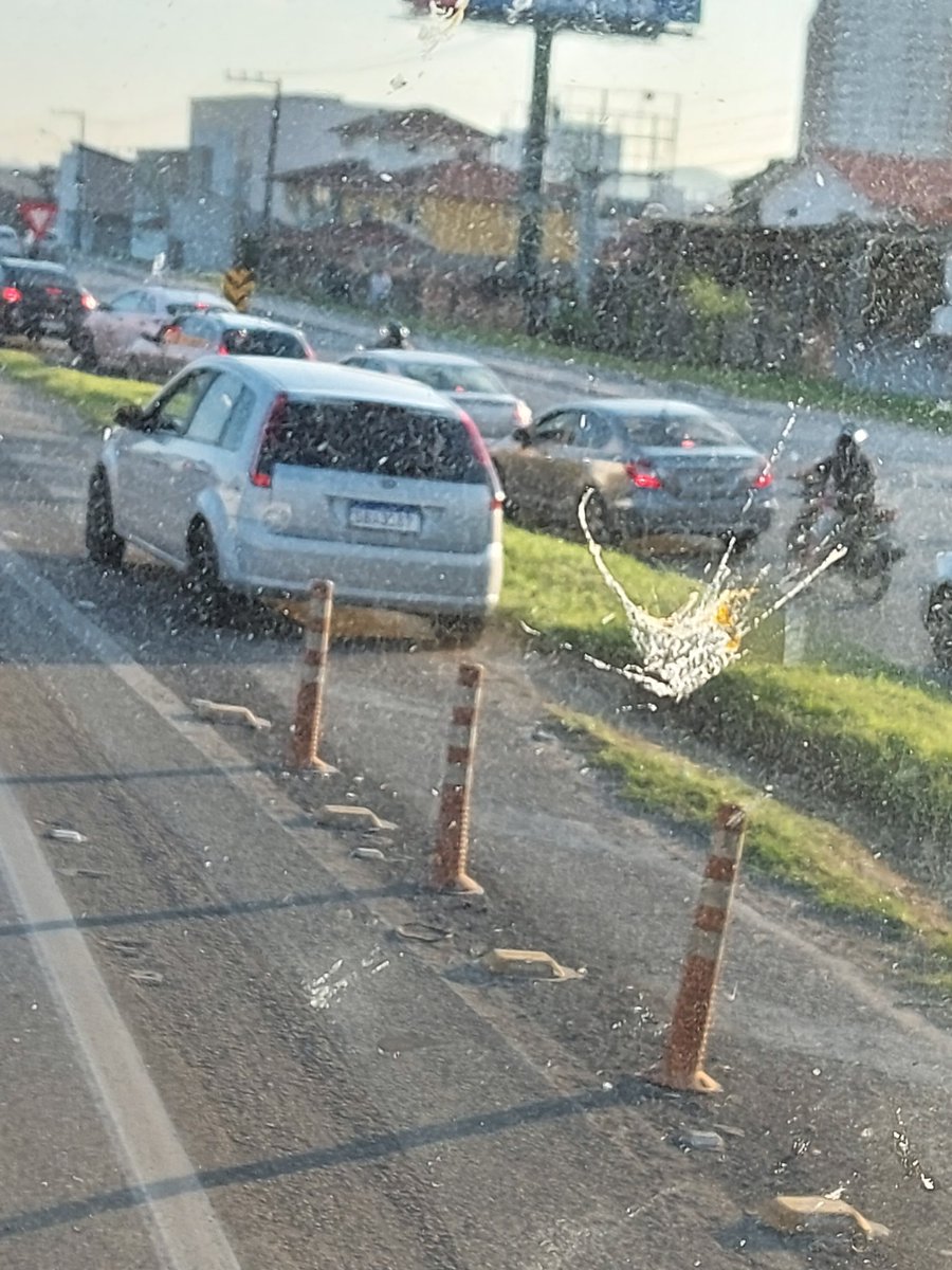 TransitoMilGrau's tweet photo. Alô @prf_sc!! Tu acredita qui tem unhs manzanzas andando pelo acoshtamento?
Ali na Palhossa, em frente a loja da @havanoficial (BR-101 km 213 da Norte)
Na realidade, há váriosh veículosh transitando pelo acoshtamento. https://t.co/iNDDckpVx0