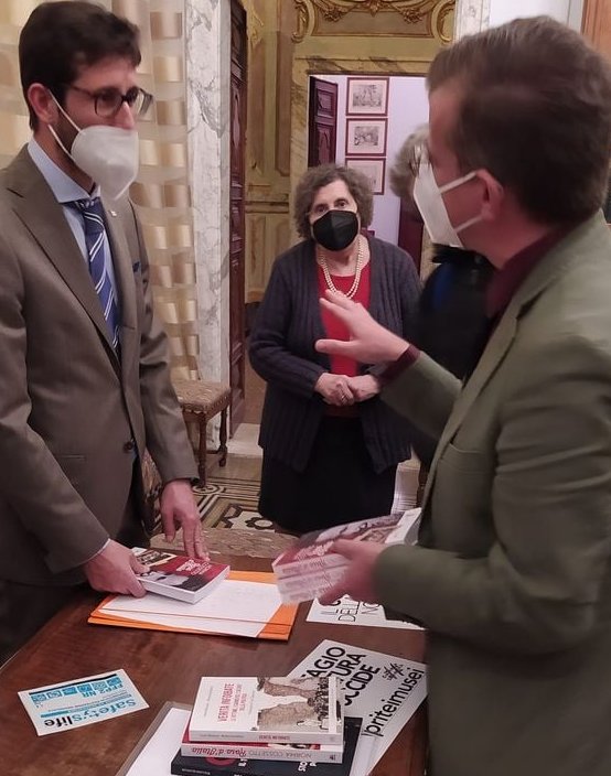 And_Lombardi's tweet photo. Ieri abbiamo incontrato il presidente del consiglio comunale di Genova Federico Bertorello, donando dei libri sulla tragedia delle Foibe a lui e al sindaco Marco Bucci. 

https://t.co/CYORUvLZrC

#comunedigenova #foibe #storia #italia #istria #dalmazia #genova #c10f https://t.co/4FDhRhj6D2