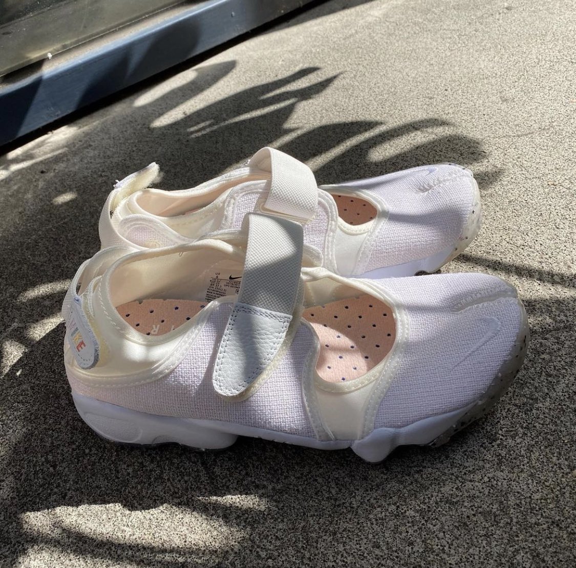 atyourserviceb2's tweet image. Nike air rift 2สีใหม่สายหวานเรียบร้อยไปโทนอ่อน รักสนุกลุกนั่งสบายไปโทนเข้ม 5,500บาท รอพรี15-20วัน

#nikerift #nikeairrift #nikeriftthailand #nikeairriftthailand #airrift #airriftthailand #preorderjapan #พรีออเดอร์ญี่ปุ่น