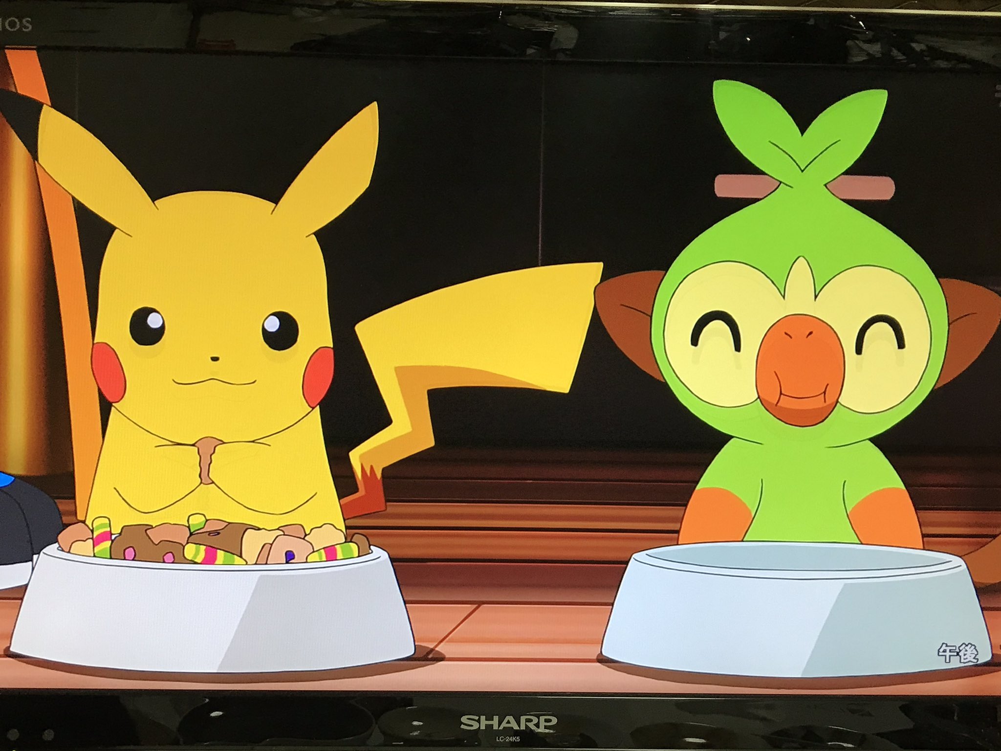 れなぴー 歳をとりました ご飯食べるピカチュウとサルノリ サルノリが暴れ出した Anipoke T Co Oky6agijuf Twitter