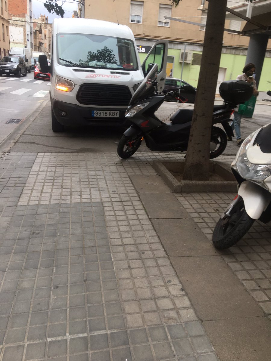 PacifiquemEnric's tweet photo. Al carrer Enric Borràs, tot correcte. 10 metres enrera hi ha lloc per càrrega i descàrrega que ningú està controlant! Millor cedir-la al peatons. Ampliem voreres! La sol.lució és ben fàcil, actuem? @torrents_d @daniel_gracia @topobdn @bdncom @Totbadalona @Badalona_GUB https://t.co/nfY4Ng3n6C