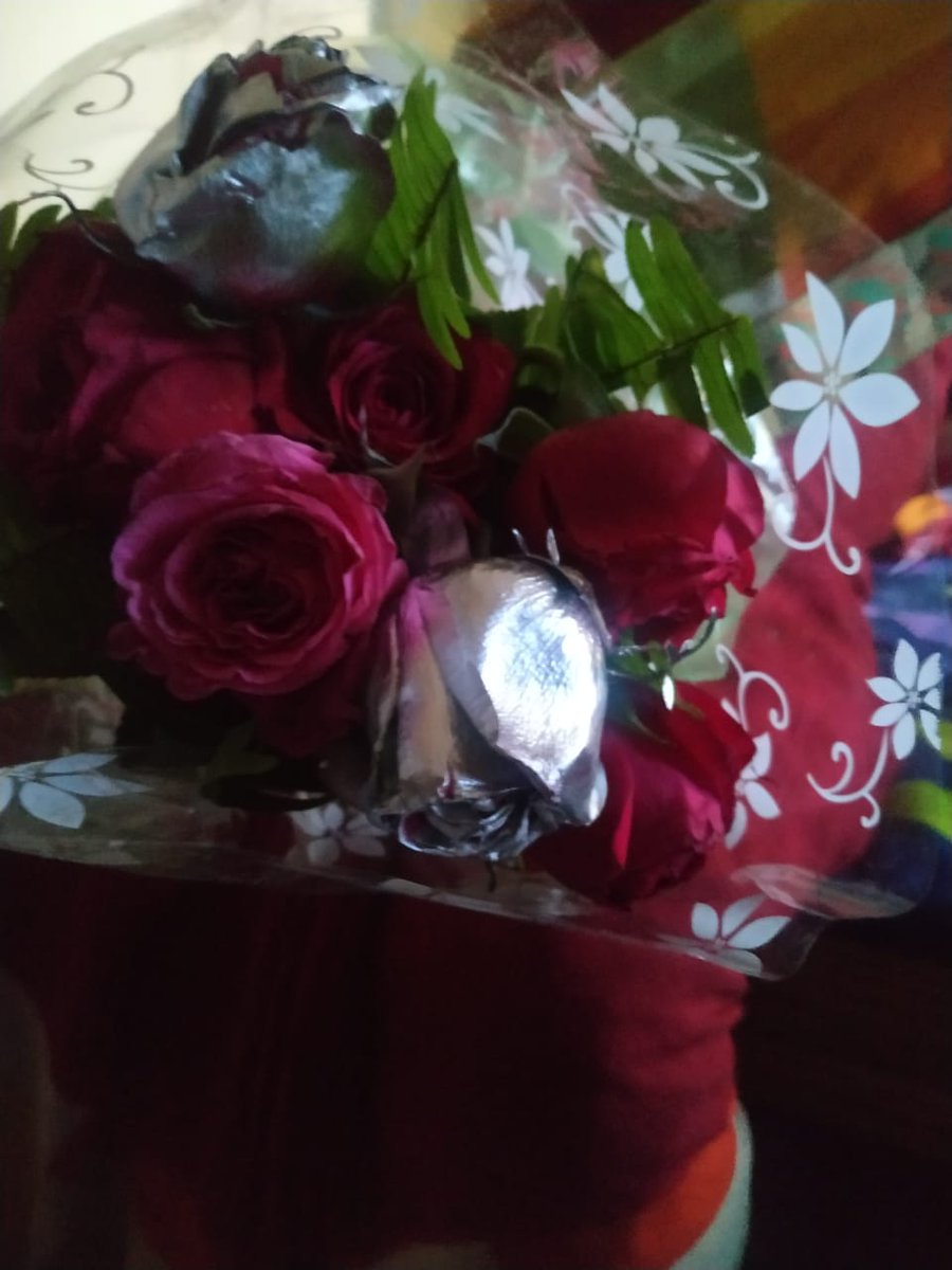 anjneesh's tweet photo. @Winnicakes Worst service experienced. Ordered cake and 8 Mixed roses. Received painted and artificial flowers. Special occasion spoiled by team @winnicakes.  Order Placed - Item Received. 😡😡😡 https://t.co/JUgKtXp1Du
