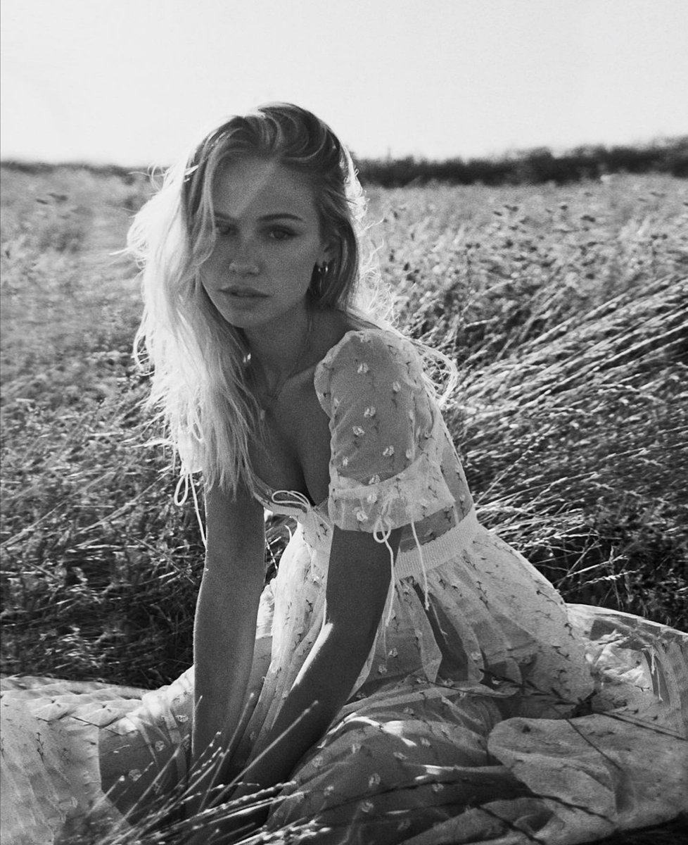 bllumflc's tweet photo. "don't feel bad,
I'm usually about to die":

• Alya Zinerva Soriano. 
• Belona.
• fc: scarlett leithold.

@camphvlfblood https://t.co/yOemmVhhzA