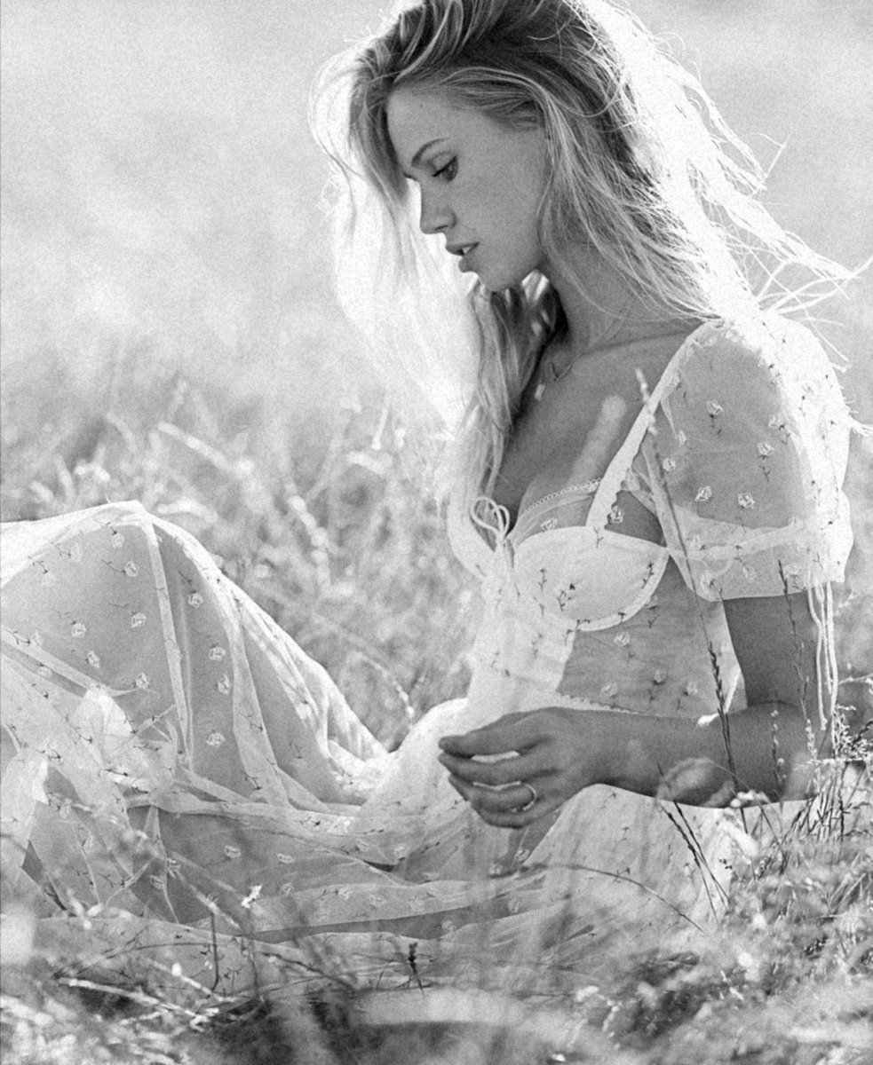 bllumflc's tweet photo. "don't feel bad,
I'm usually about to die":

• Alya Zinerva Soriano. 
• Belona.
• fc: scarlett leithold.

@camphvlfblood https://t.co/yOemmVhhzA